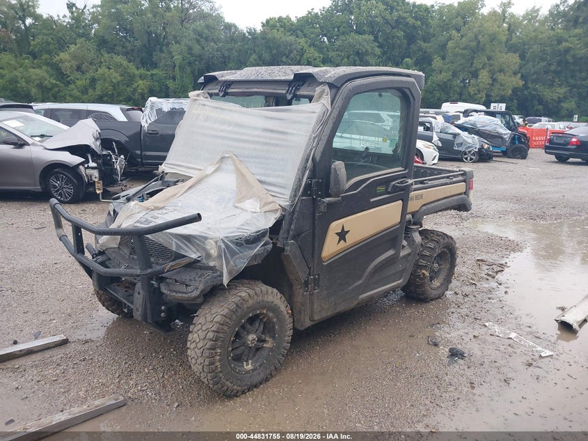 2023 JOHN DEERE XUV835M GATOR auction photo 2