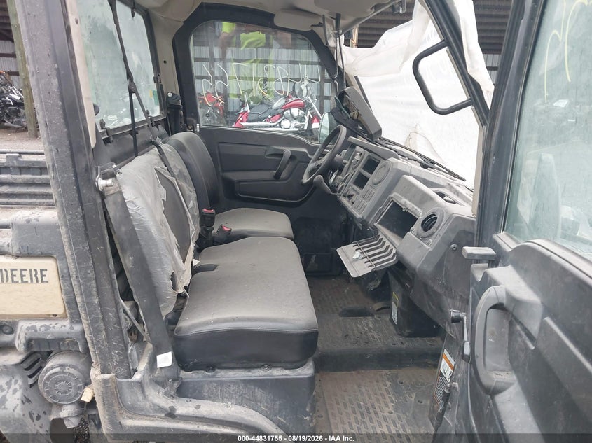 2023 JOHN DEERE XUV835M GATOR auction photo 5