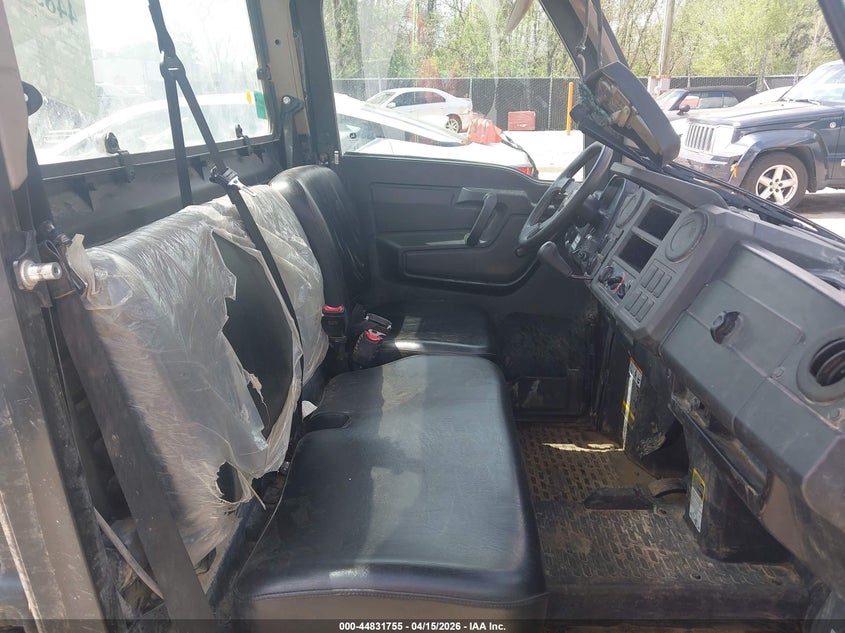 2023 JOHN DEERE XUV835M GATOR auction photo 8