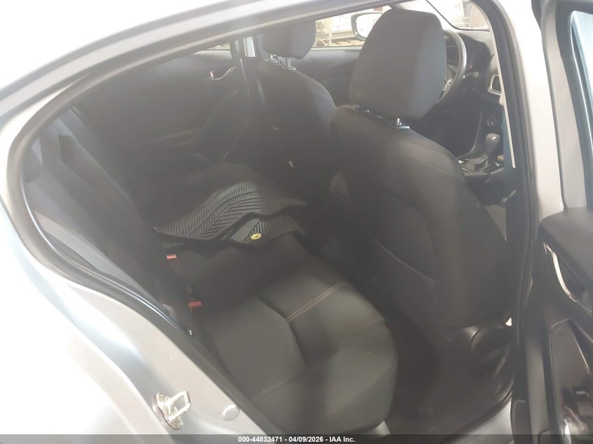 2018 Mazda 3 2.0 Sport silver Lot 111044832471 Vin 3MZBN1U70JM175061