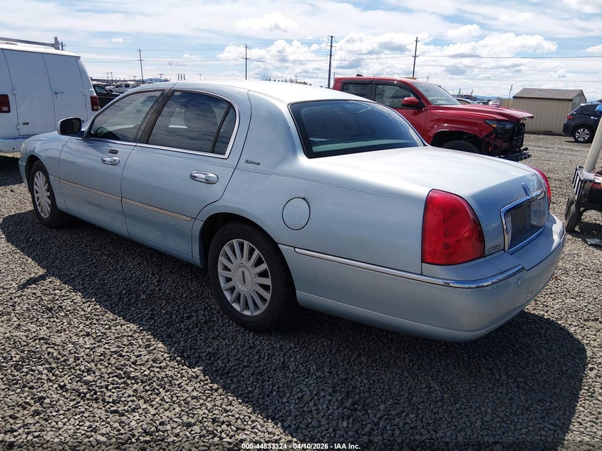 2005 Lincoln Town Car Signature