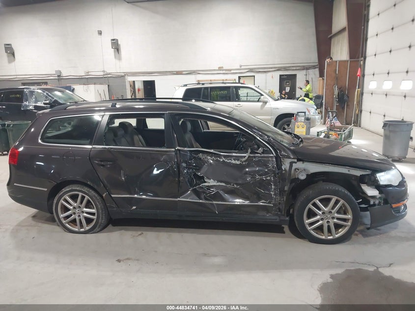 2008 Volkswagen Passat Lux VIN: WVWTK73C28E010517 Lot: 44834741