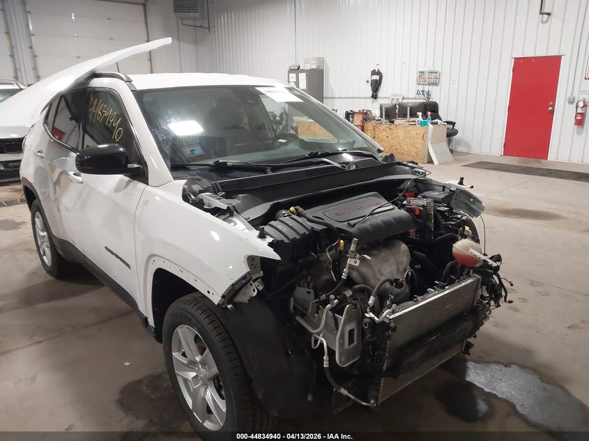 3C4NJDBB1NT217219 2022 Jeep Compass 2.4 Latitude 4X4 white