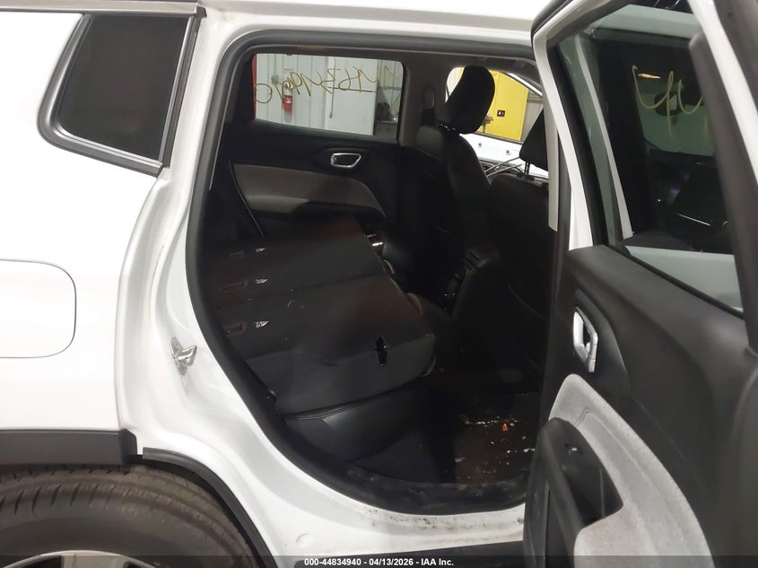 3C4NJDBB1NT217219 2022 Jeep Compass 2.4 Latitude 4X4 white