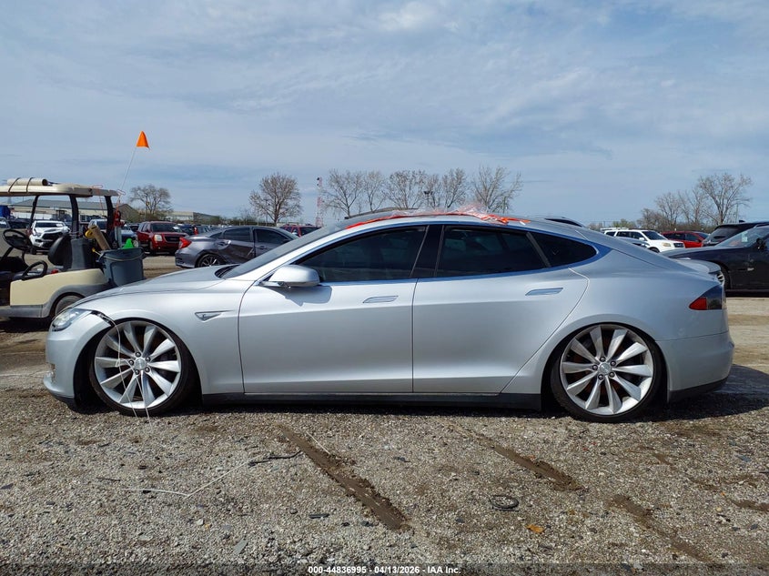 2013 Tesla Model S Performance VIN: 5YJSA1DP8DFP05798 Lot: 44836995