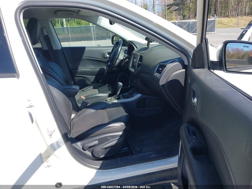 3C4NJDBB7JT393010 2018 Jeep Compass 2.4 Latitude 4X4 white