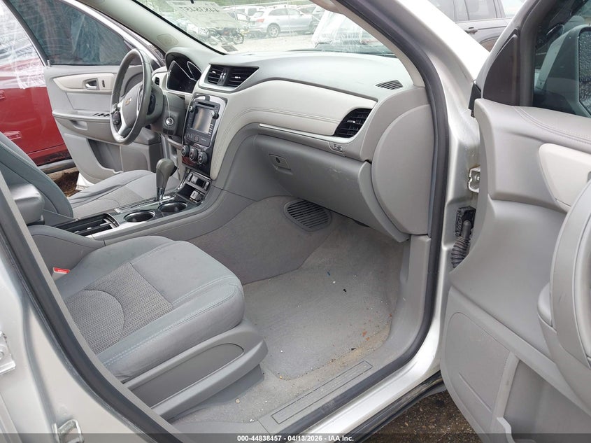 1GNKVGKD9HJ335273 2017 Chevrolet Traverse 3.6 1Lt silver