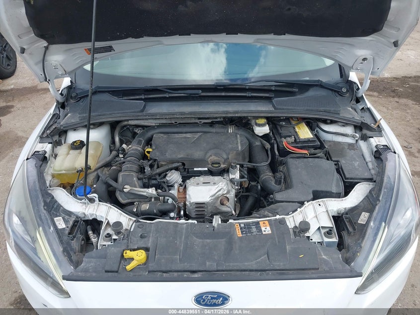 1FADP3FE8JL241246 2018 Ford Focus 1.0 Se white