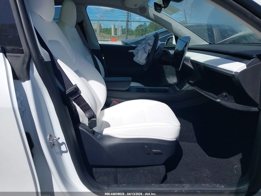 2025 Tesla Model y Long Range Dual Motor Rear-Wheel Drive white Lot 111044839825 Vin 7SAYGDED7SA337061
