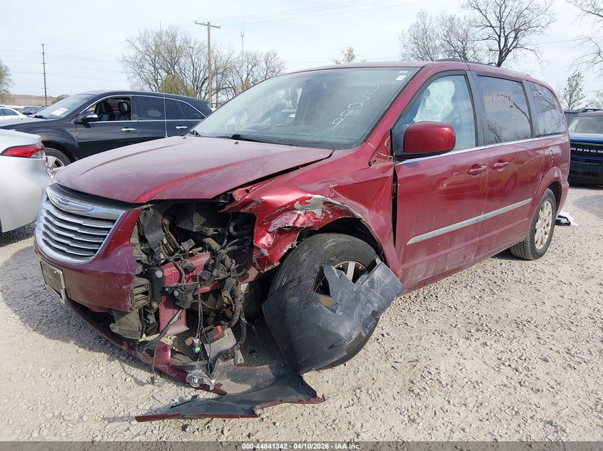 2014 CHRYSLER TOWN & COUNTRY auction photo 2