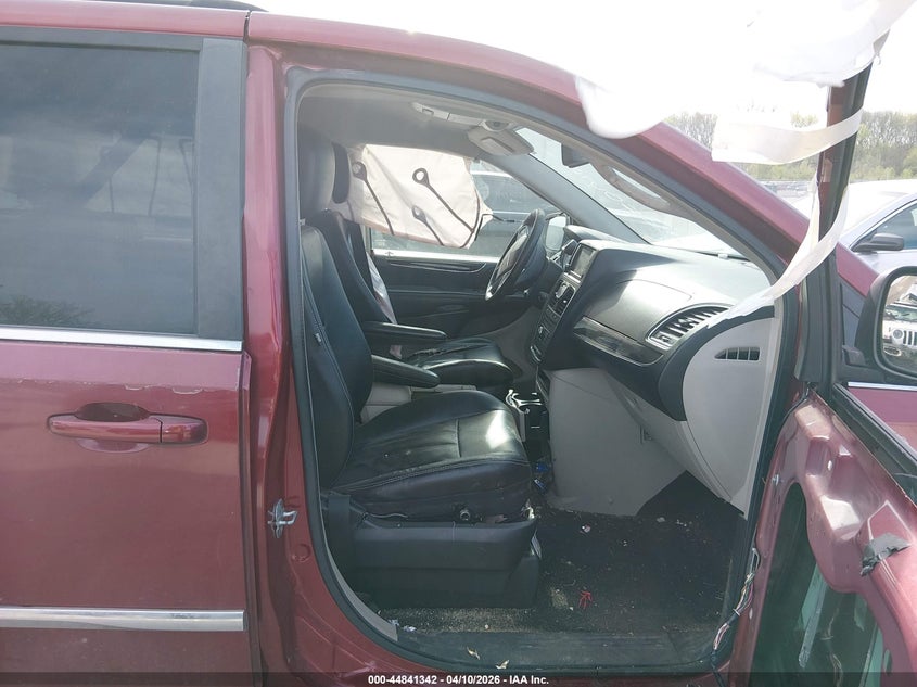 2014 CHRYSLER TOWN & COUNTRY auction photo 5