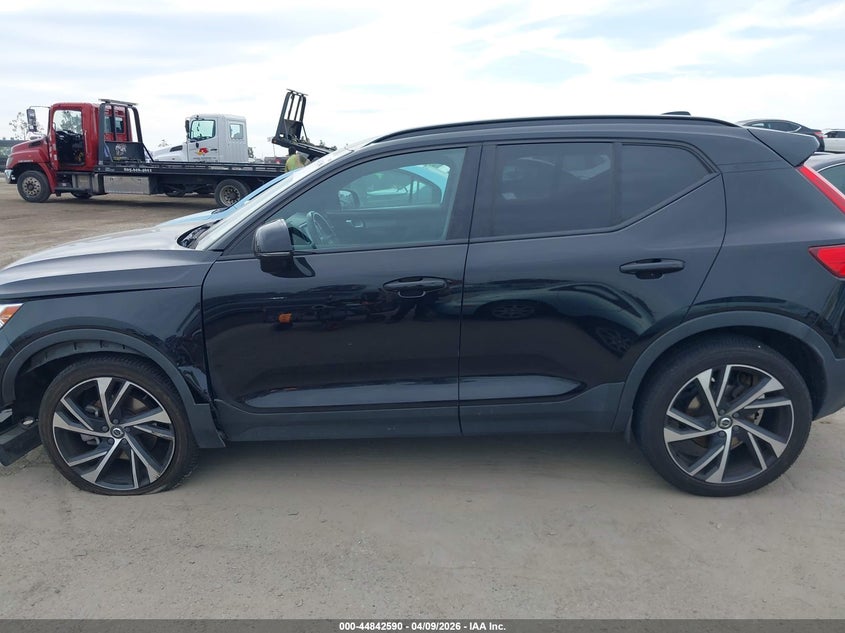 2020 Volvo Xc40 T5 R-Design VIN: YV4162UM9L2171055 Lot: 44842590