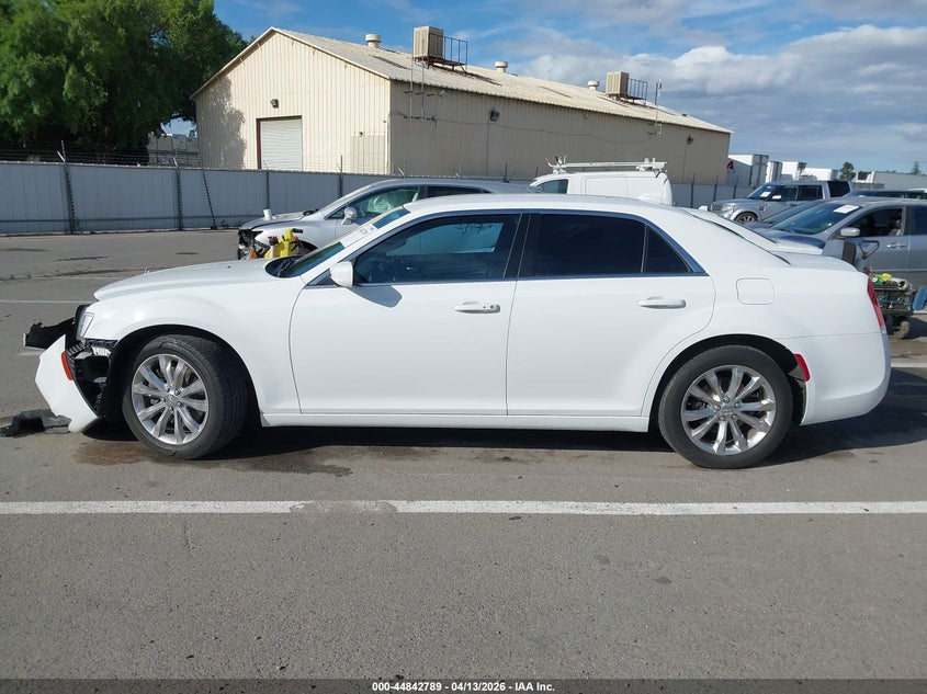 2C3CCARG4JH231642 2018 Chrysler 300 3.6 Touring Awd white