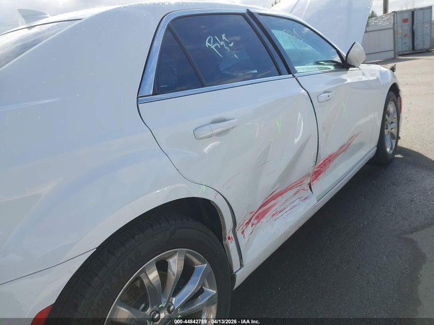 2C3CCARG4JH231642 2018 Chrysler 300 3.6 Touring Awd white