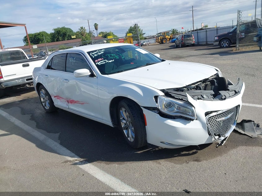 2C3CCARG4JH231642 2018 Chrysler 300 3.6 Touring Awd white