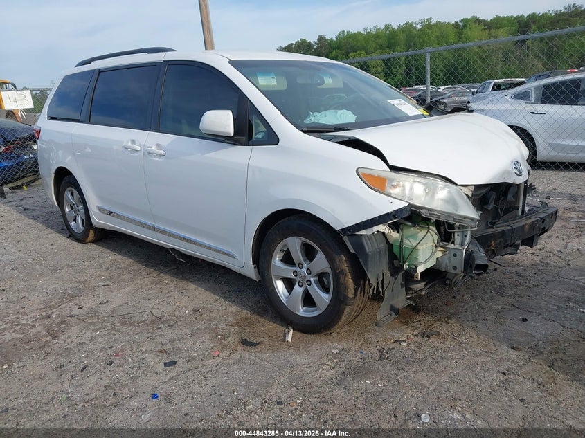 2015 TOYOTA SIENNA auction photo 1