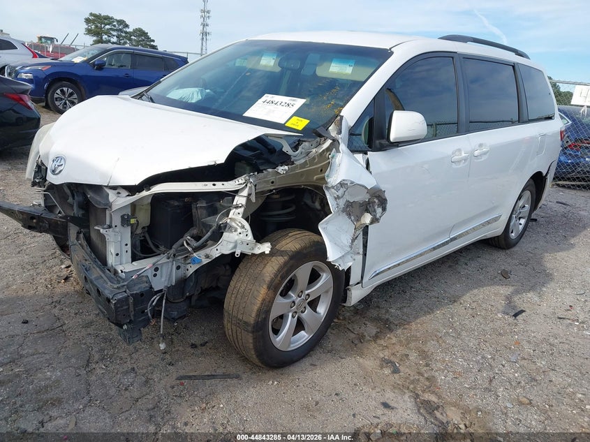 2015 TOYOTA SIENNA auction photo 2