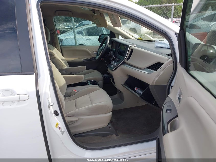 2015 TOYOTA SIENNA auction photo 5