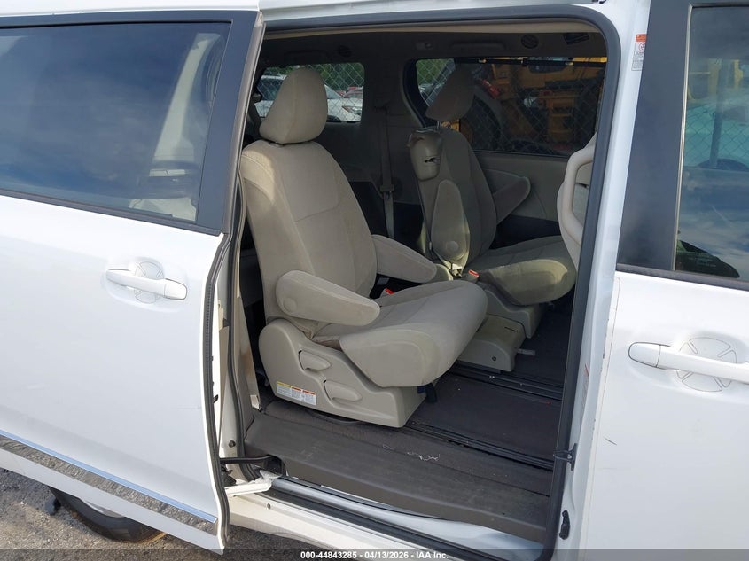 2015 TOYOTA SIENNA auction photo 8