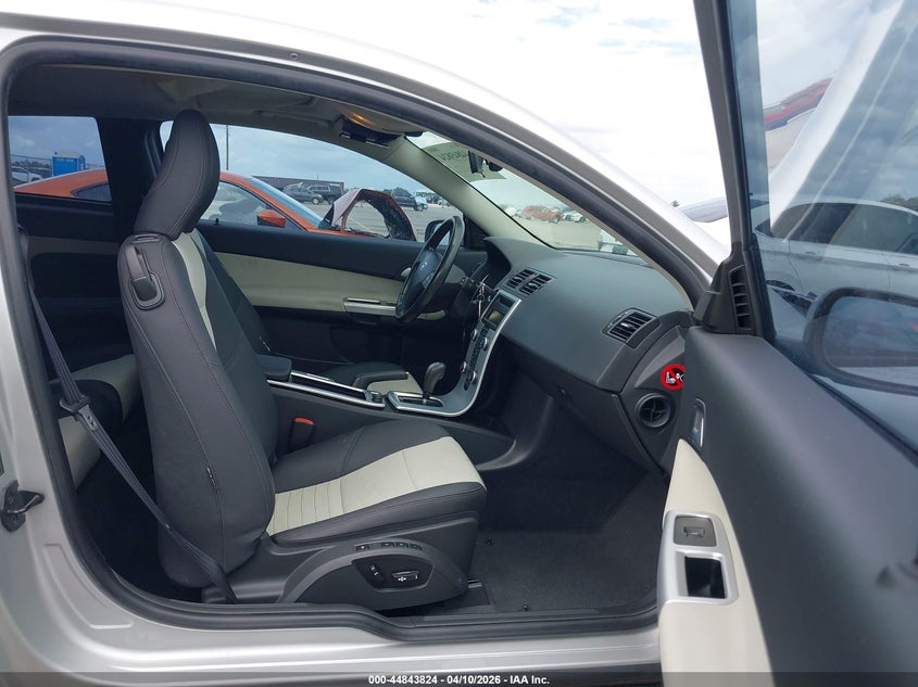 2011 Volvo C30 T5/T5 R-Design VIN: YV1672MK9B2195708 Lot: 44843824