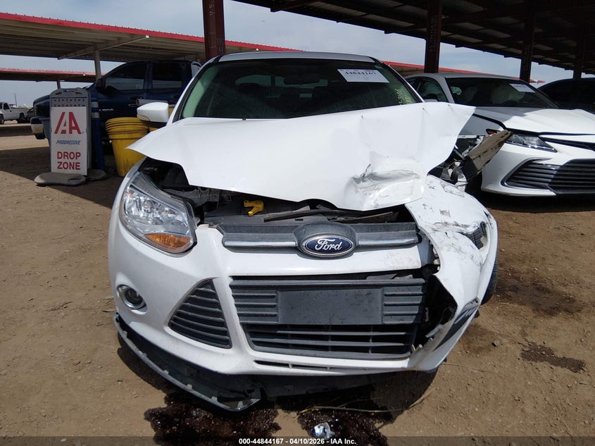 1FADP3F29EL145881 2014 Ford Focus 2.0 Se white