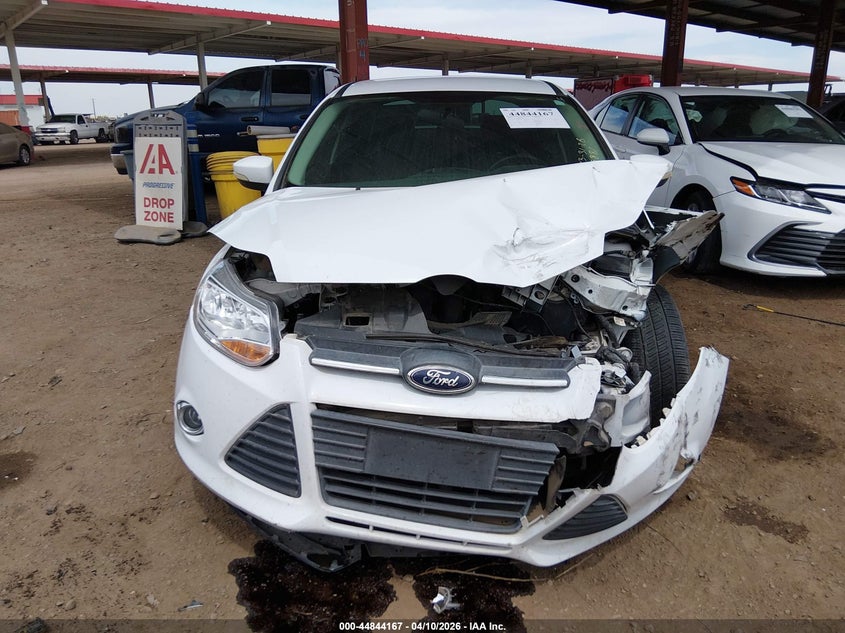 1FADP3F29EL145881 2014 Ford Focus 2.0 Se white