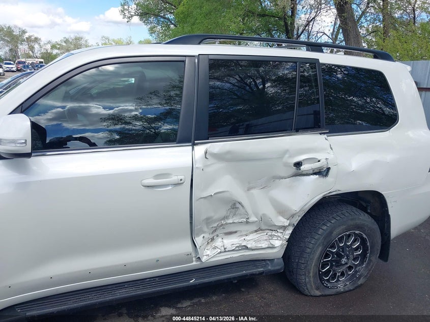 2016 Toyota Land Cruiser V8 VIN: JTMCY7AJ0G4046601 Lot: 44845214