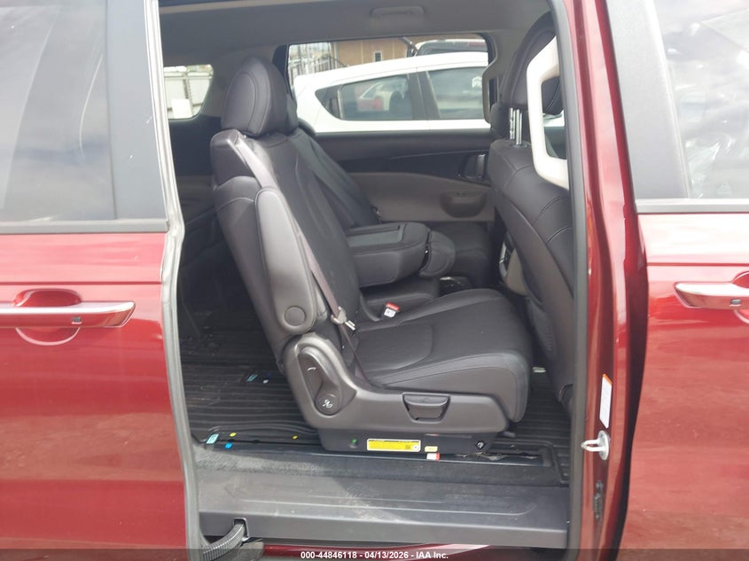 2025 KIA CARNIVAL MPV auction photo 8