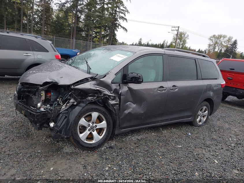 VIN 5TDKZ3DC3JS927612 2018 TOYOTA SIENNA LE 8 PASSENGER