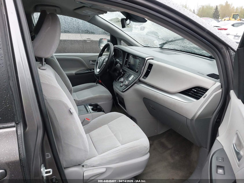 VIN 5TDKZ3DC3JS927612 2018 TOYOTA SIENNA LE 8 PASSENGER