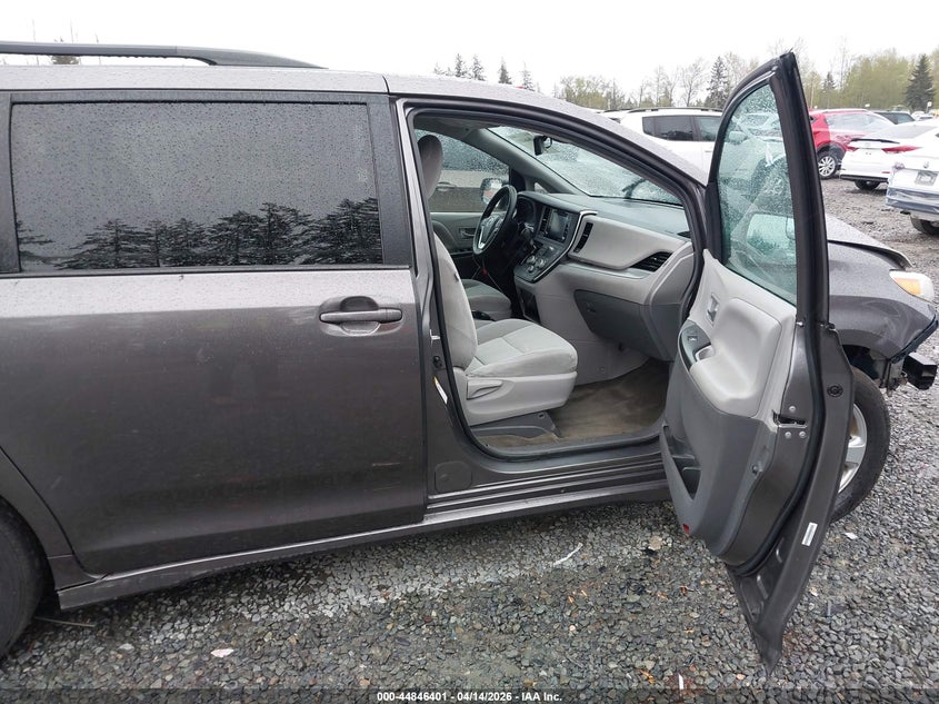 VIN 5TDKZ3DC3JS927612 2018 TOYOTA SIENNA LE 8 PASSENGER