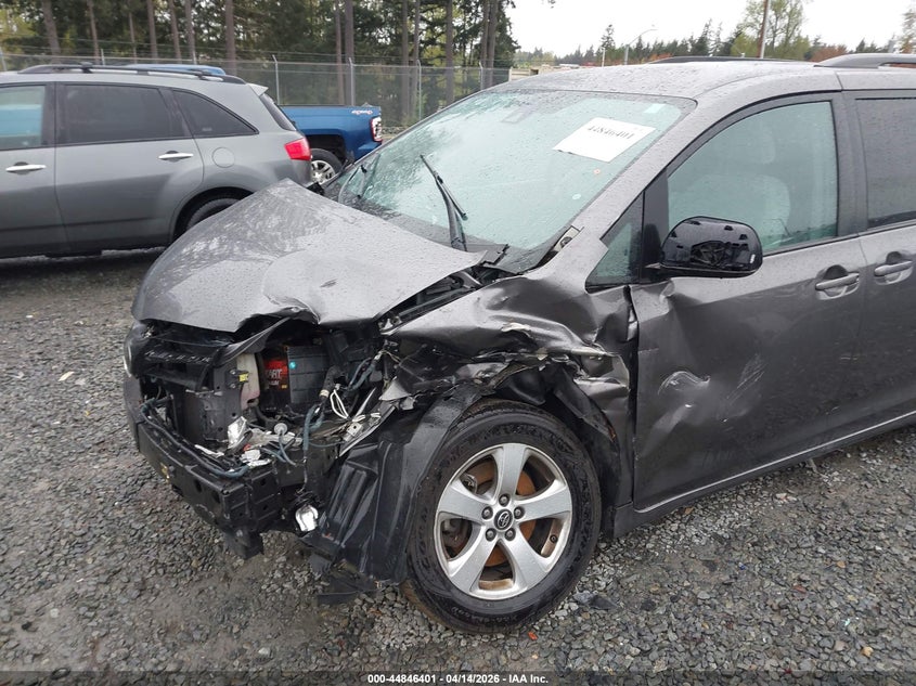 VIN 5TDKZ3DC3JS927612 2018 TOYOTA SIENNA LE 8 PASSENGER