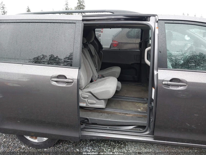 VIN 5TDKZ3DC3JS927612 2018 TOYOTA SIENNA LE 8 PASSENGER
