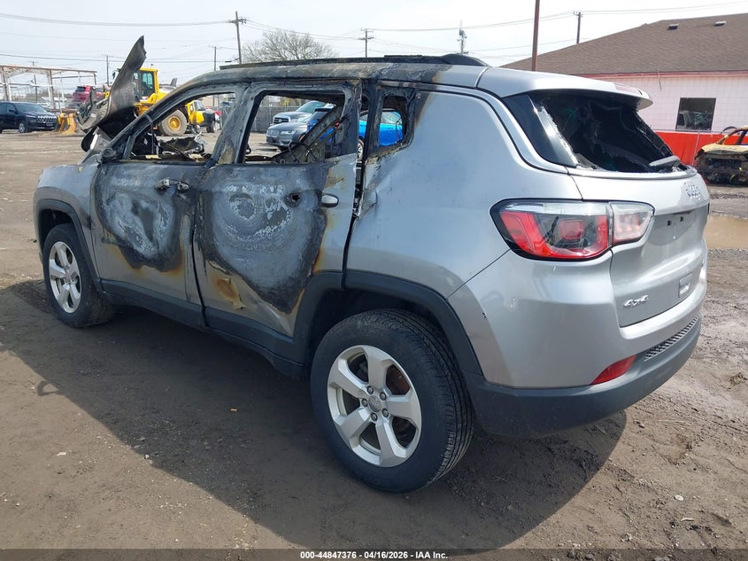 3C4NJDBB0KT850709 2019 Jeep Compass 2.4 Latitude 4X4 silver