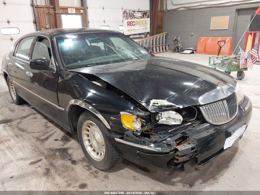 1999 Lincoln Town Car Executive VIN: 1LNHM81WXXY641446 Lot: 44847806