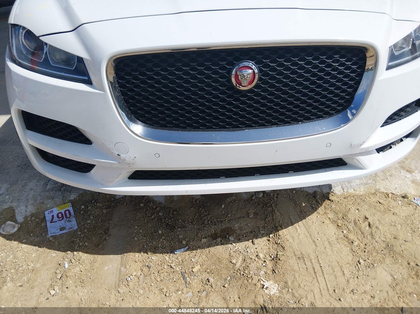 2019 Jaguar F-pace 2.0 25T Premium white Lot 111044848245 Vin SADCJ2FX0KA365659