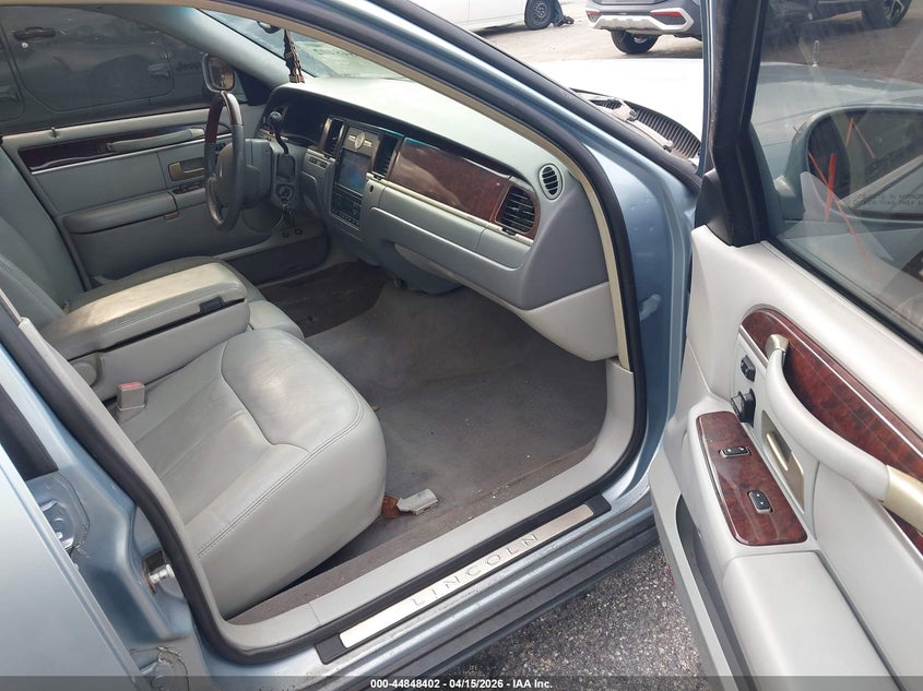 2006 Lincoln Town Car Signature Limited