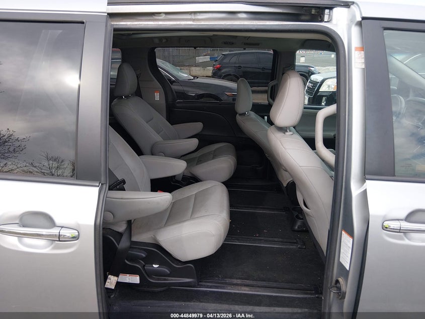 2017 Toyota Sienna 3.5 Limited Premium 7 Passenger silver Lot 111044849979 Vin 5TDDZ3DC1HS178442