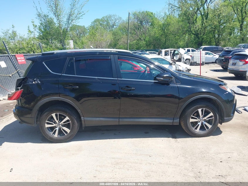 VIN 2T3RFREV7JW737076 2018 TOYOTA RAV4 XLE