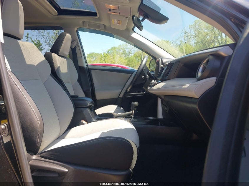 VIN 2T3RFREV7JW737076 2018 TOYOTA RAV4 XLE