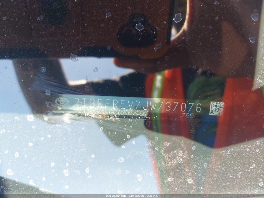 VIN 2T3RFREV7JW737076 2018 TOYOTA RAV4 XLE