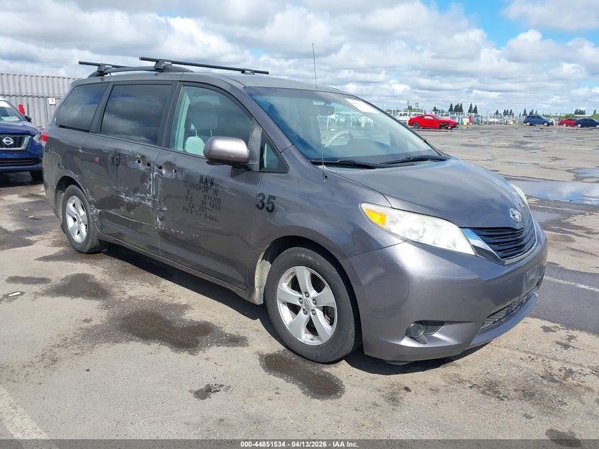 2013 Toyota Sienna Le V6 8 Passenger