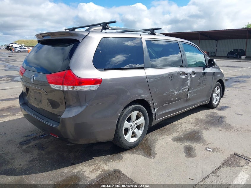2013 Toyota Sienna Le V6 8 Passenger