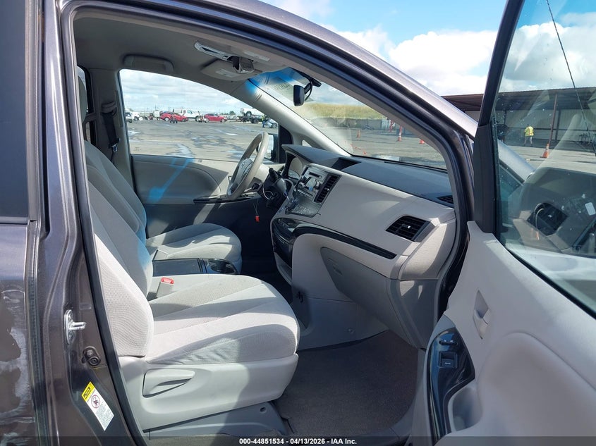 2013 Toyota Sienna Le V6 8 Passenger