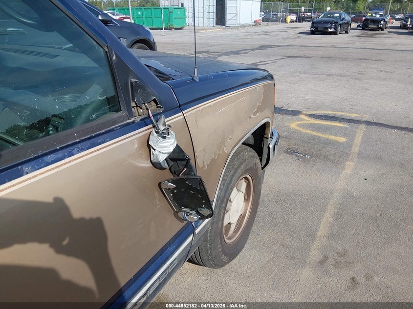 1996 Chevrolet Suburban C1500 VIN: 1GNEC16R7TJ365628 Lot: 44852182