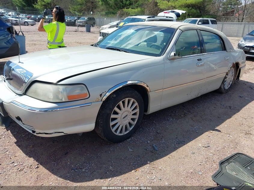 2005 Lincoln Town Car Signature