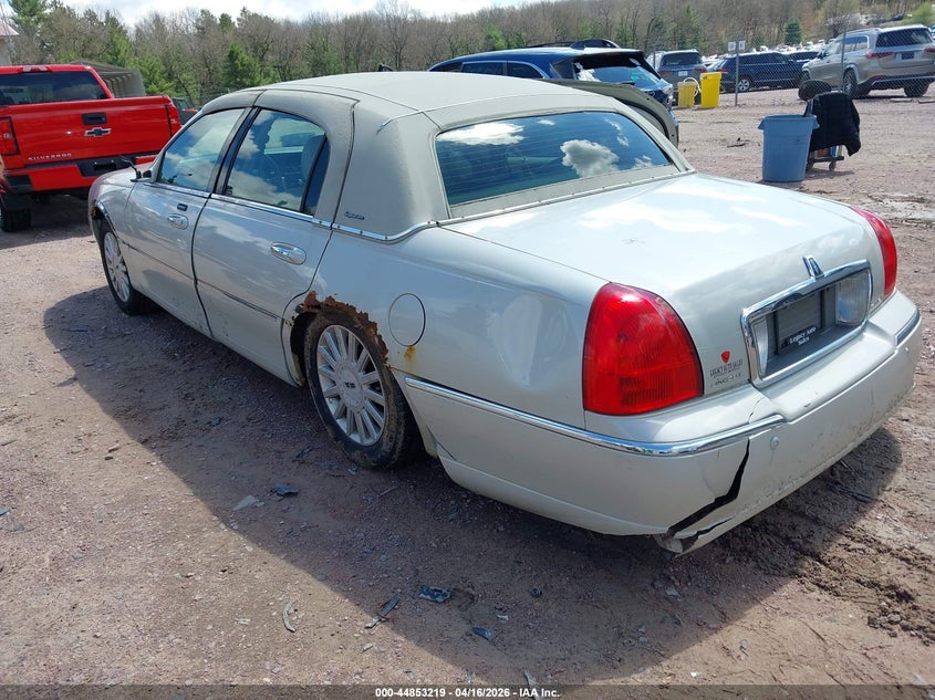 2005 Lincoln Town Car Signature