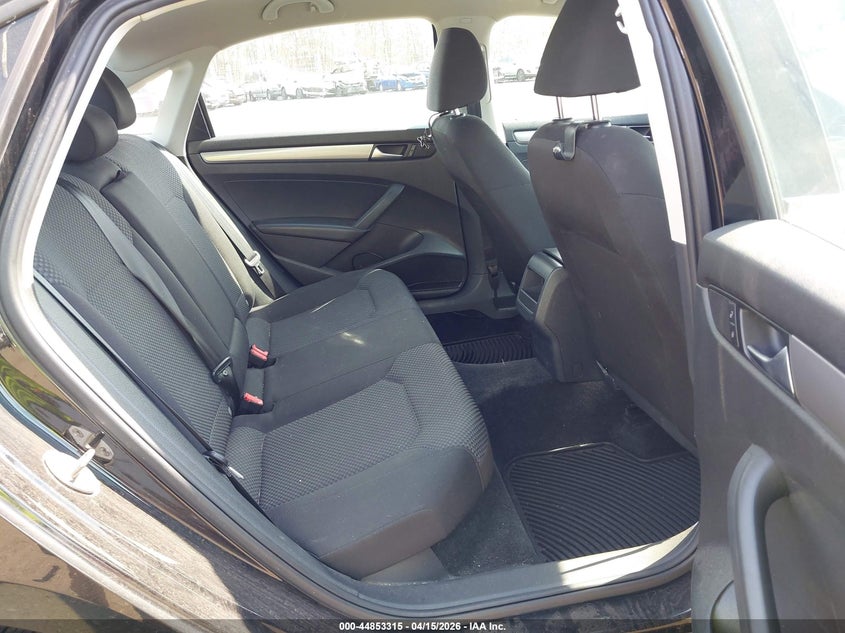 2015 Volkswagen Passat 1.8T S VIN: 1VWAT7A31FC071886 Lot: 44853315