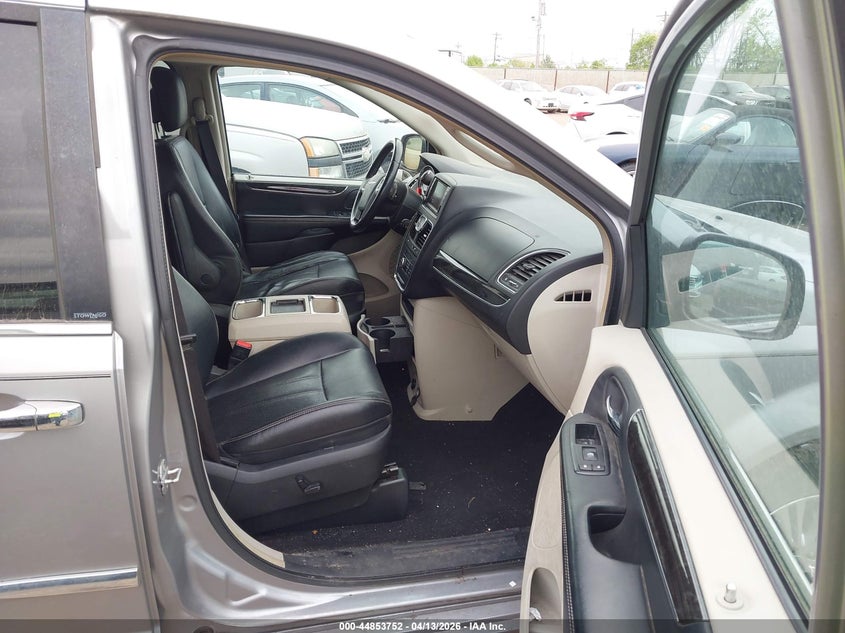 2014 CHRYSLER TOWN & COUNTRY auction photo 5