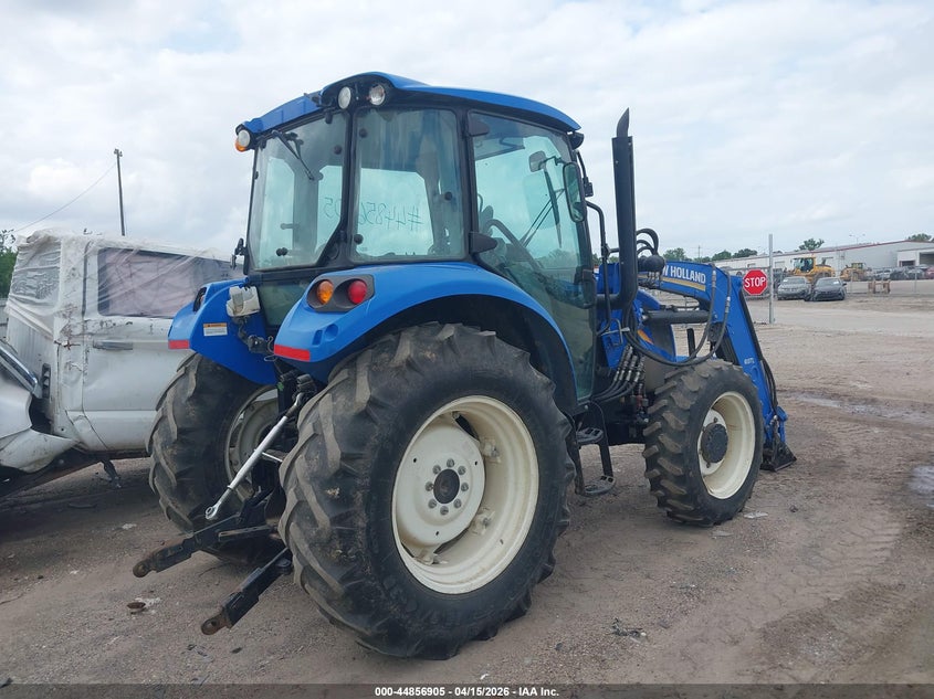 2017 NEW HOLLAND TRACTOR auction photo 2